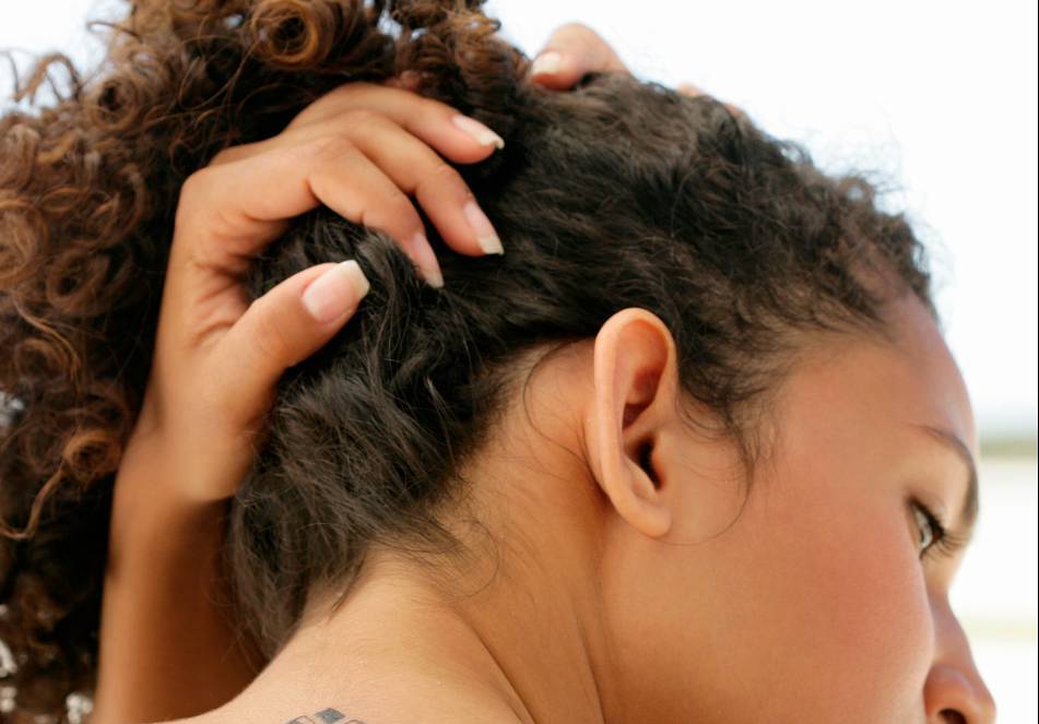 Chute de cheveux chez la femme : causes et traitements | Cleage Lyon